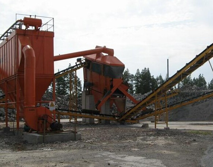 我公司為山西某礦業(yè)有限公司設(shè)計(jì)、制作、安裝的<strong>布袋除塵器</strong>